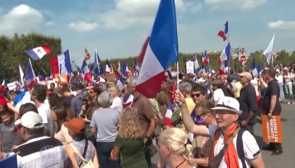 140 ألف شخص يتظاهرون ضد التصريح الصحي في فرنسا