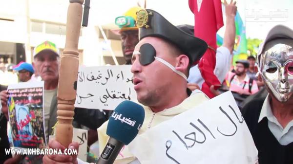 قرصان يظهر في مسيرة الرباط ..وهكذا فسر سبب ارتدائه لهذا الزي