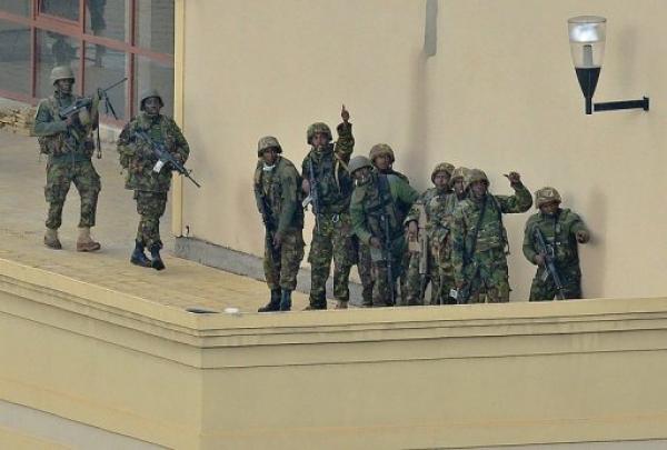 جنود كينيون يحاولون اقتحام المركز التجاري "وست غيت" في نيروبي في 24 سبتمبر 2013