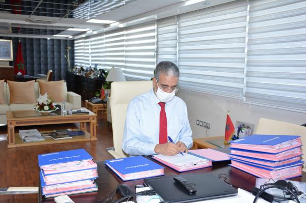 "عزيز رباح" يعلن الشفاء من "كورونا" ويعود للوزارة