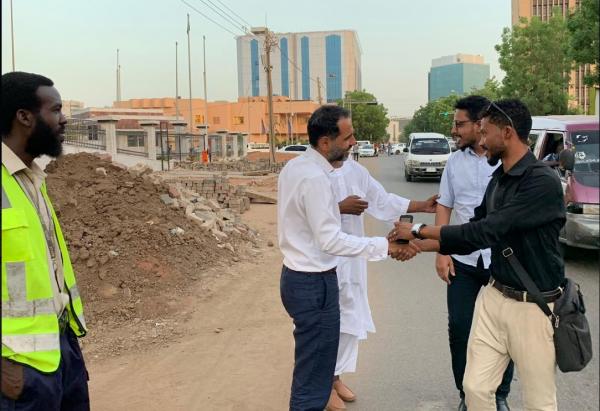 سفير بريطانيا لدى السودان يقيم مأدبة إفطار ويؤمّ المصلين أمام منزله