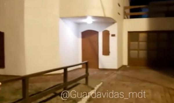 شاهد: الأمواج العاتية تُسقط منزلاً في مياه المحيط في الأرجنتين