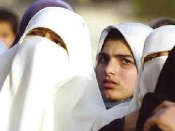  الجزائر تسمح  للنساء بالاحتفاظ بالحجاب على صور الهويات 