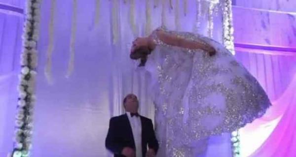 عريس تونسي يطير بزوجته في حفل زفافهما