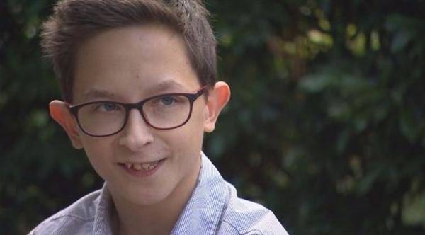 بالفيديو: شاب عشريني يعيش بجسد طفل بسبب حالة نادرة