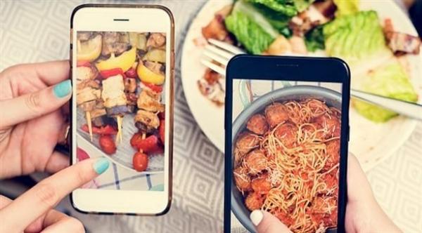 صور الأكل على مواقع التواصل تؤثر بشكل مباشر على خياراتنا الغذائية