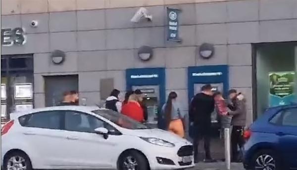 إيرلندا: طوابير من الأشخاص أمام الصراف الآلي بسبب "أموال مجانية"