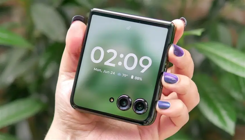 تسريبات تكشف تفاصيل هاتف "Motorola Razr Plus" القابل للطي لعام 2025