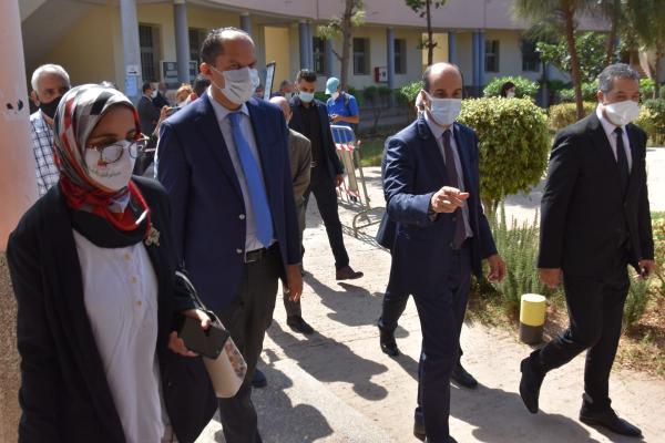 والي جهة الدار البيضاء-سطات يطلع ميدانيا على سير عملية تلقيح المتمدرسين بمديرية عين الشق