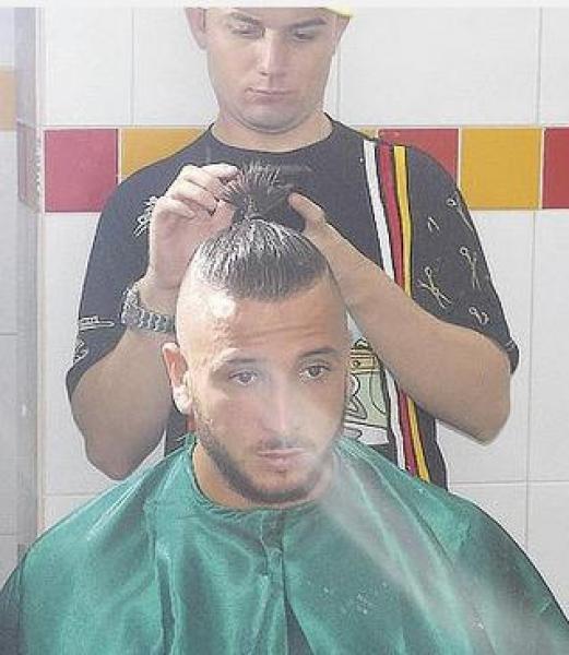 صورة : حلاق برازيلي يصفف شعر نجوم  المنتخب الجزائري