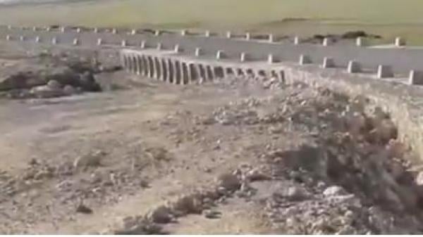 بالفيديو.. مواطن يفضح "الغش" في قنطرة وطريق لم يمر على انجازهما سوى أشهر قليلة