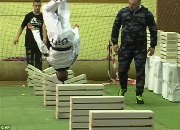 بالفيديو: فتى يحطم 90 حجر بناء برأسه خلال 25 ثانية