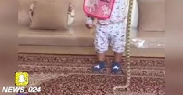 بالفيديو.. سعودي يطلب من طفله عض ثعبان حي