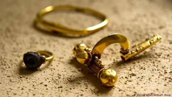 امتثل لنصيحة طبيبه بالحركة.. فعثر على "اكتشاف القرن" من الذهب