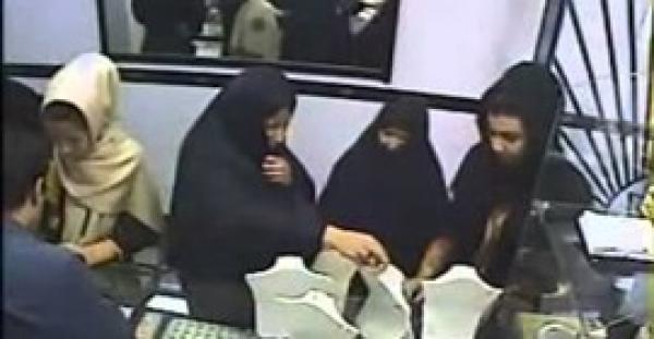 بالفيديو.. عصابة فتيات تسرق محل ذهب بعد مغافلة البائع