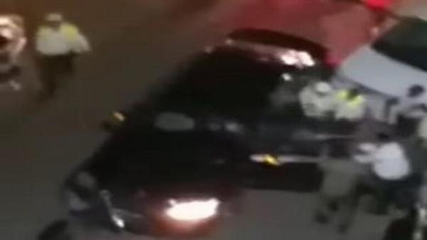 سائق يدهس المارة محاولا الهرب من الشرطة في سوريا (فيديو)