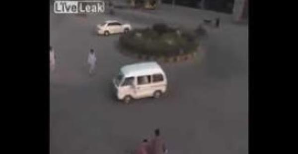 بالفيديو.. ثور هائج يطيح بأحد المارة لمسافة 15 مترًا