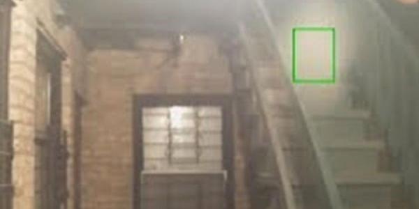 كاميرات مراقبة ترصد شبحا يتحرك على سلم مبنى