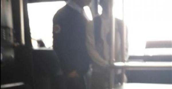 بالفيديو والصور.. مشاجرة بالأيدي بين سائق أتوبيس وشاب بسبب الأجرة