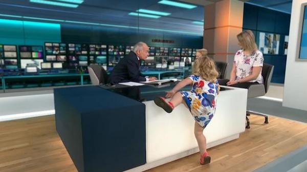 بالفيديو: طفلة تثير الفوضى في استوديو أثناء بث تلفزيوني حي