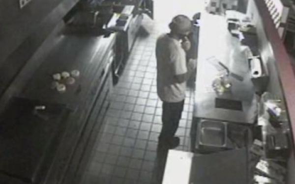 بالفيديو: لص جائع يتسلل إلى مطعم ليصنع شطيرة هامبرغر