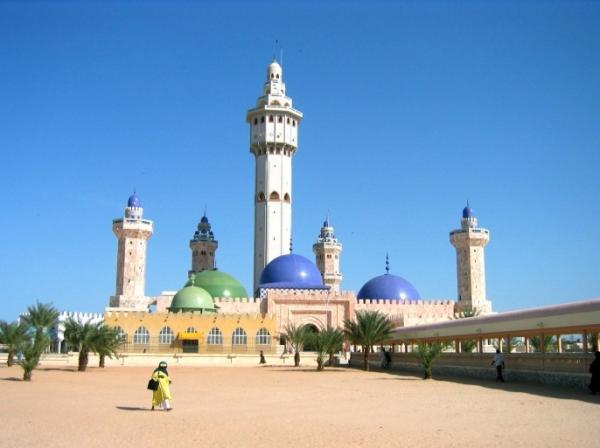 سفير المغرب بدكار يقوم بزيارة ود ومجاملة لوجهاء الحضرة المالكية والطريقة المريدية بمدينتي تيواوون وطوبى