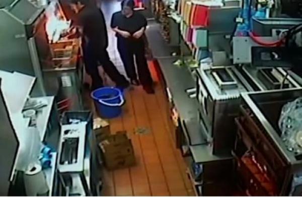 بالفيديو: موظفة بماكدونالدز تنزلق وتسقط على دلو زيت مغلي