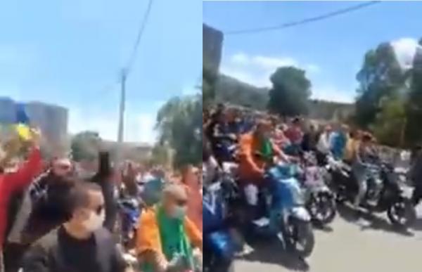 مواطنون يخرجون في مسيرة بمدينة خراطة بالجزائر في اليوم الثاني لعيد الفطر