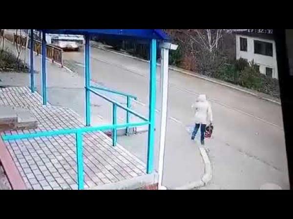 نجاة فتاة روسية من الموت بأعجوبة(فيديو)