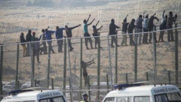 محاولة تسلل جماعية لمهاجرين أفارقة من المغرب إلى سبتة المحتلة تسفر عن إصابات