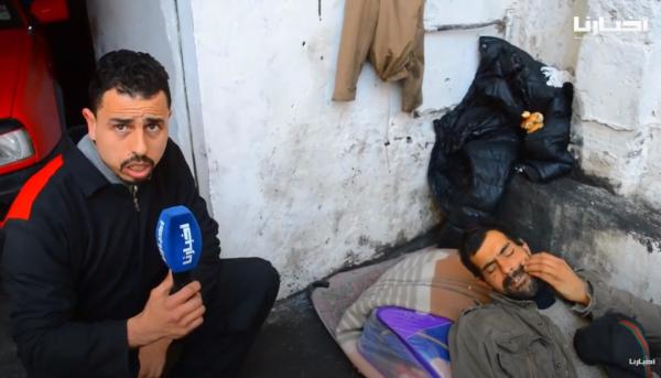 شباب يطالبون بالوقوف مع"مختل عقلي" يعيش بالشارع و معظم كلامه مربوط ب"مثلث برمودا" و"الشيطان"