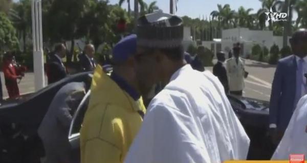 شاهد كيف سلّم الملك محمد السادس على رئيس نيجيريا ، أكبر داعم للبوليساريو