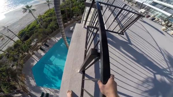 بالفيديو: مغامر ينفذ قفزة مدهشة من شرفة بناء إلى لوحة إعلانية
