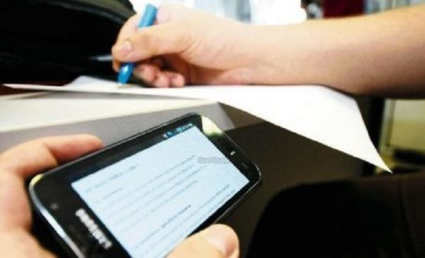 رغم منع الهواتف النقالة .. تسريب اختبار اللغة الفرنسية الخاص بالمترشحين الأحرار دقائق بعد انطلاق الامتحانات (صور)