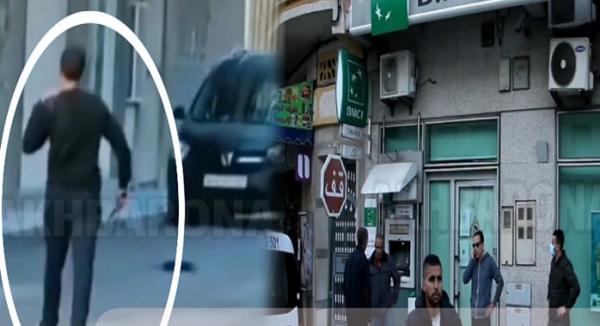 شخص يحمل السلاح الأبيض يثير حالة من الفوضى بالشارع العام بطنجة ويقتحم وكالة بنكية بالقوة(فيديو)