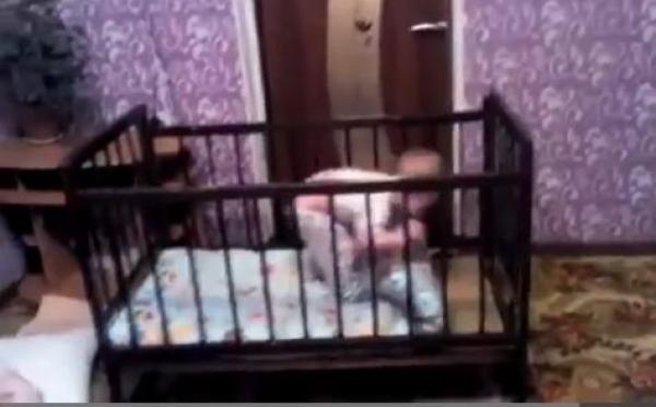 بالفيديو: رضيع "نصّاب" بالوراثة... نجم مواقع التواصل