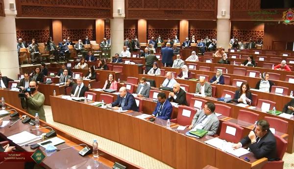 كيف يمكن إقناع المواطن بضرورة ارتداء "الكمامة" بينما يصر "نواب الأمة" على تجاهلها