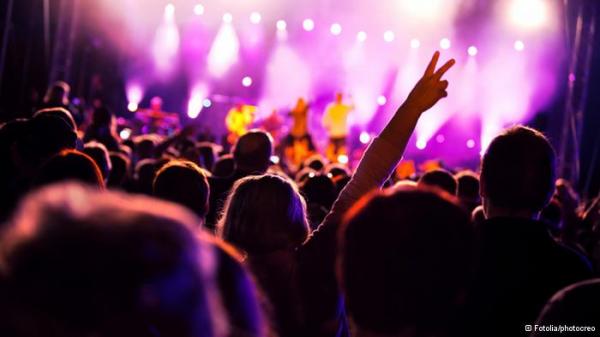 تصميم نظام جديد للهواتف النقالة في ألمانيا لرصد المستمعين لموسيقى النازيين الجدد