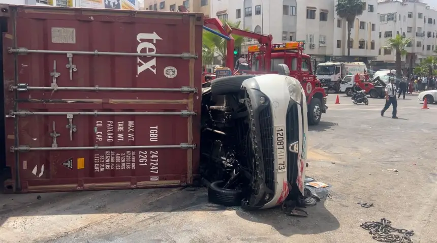 في أخطر حادثة وسط المدار الحضري...رموك تقطع ليه لفران وتقلب على مجموعة من السيارات بالحي الحسني