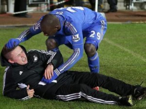 لاعب تشيلسي ديمبا با يبيع سيارته من أجل التبرع للمسلمين