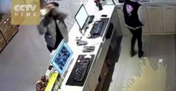 بالفيديو.. رجل يحطم مقهى إنترنت بعد منعه من التدخين