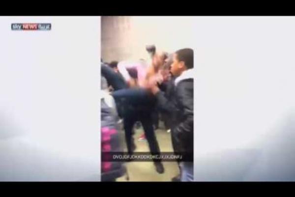 بالفيديو.. رجل شرطة أمريكي يعتدي بوحشية على طالبة “سوداء”