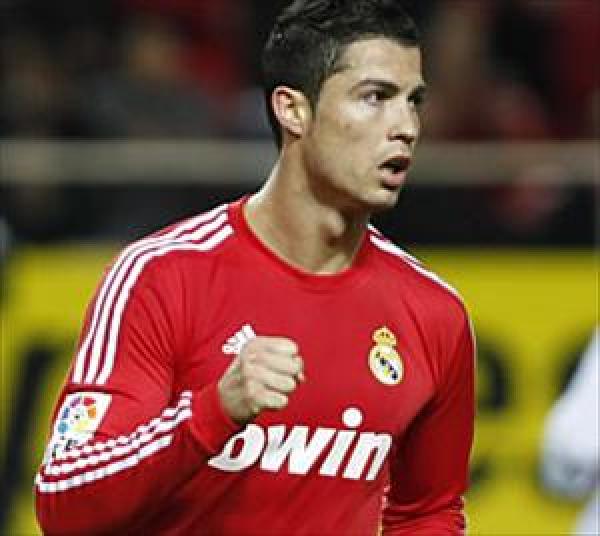 رونالدو 2011 يتفوق على ميسى 2010