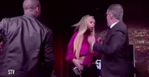 بالفيديو.. مصارع غاضب يلقي المياه في وجه سيدة في برنامج تلفزيوني