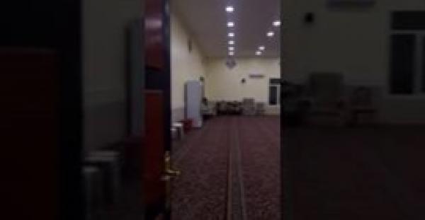 بالفيديو.. إمام يصلي الفجر بمفرده دون مصلين بالسعودية