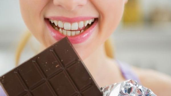 تناول الشيكولاتة الداكنة للتغلب على الشعور بالخمول أثناء النهار