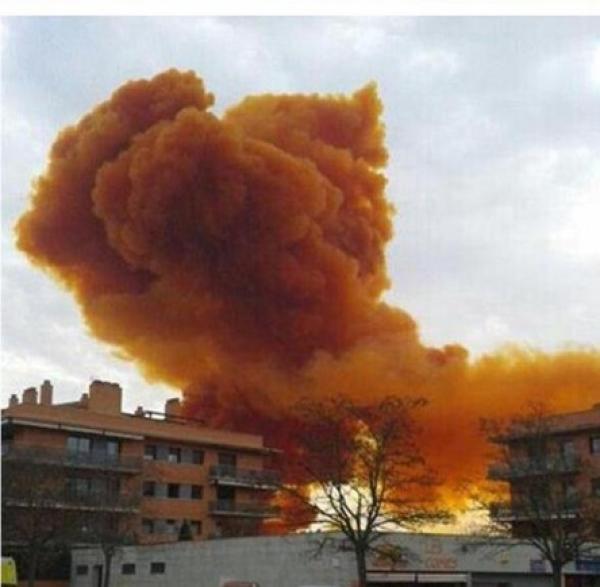 بالصور .. سحابه برتقاليه في سماء برشلونه