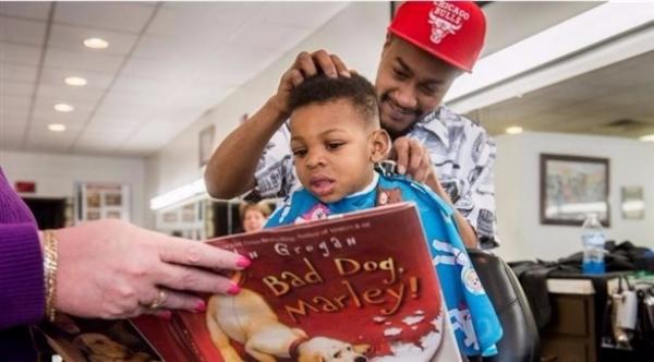 تخفيضات للأطفال عند قراءة كتاب أثناء الحلاقة