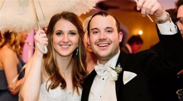 عروسان يكتشفان أنهما ولدا في نفس اليوم ونفس المستشفى