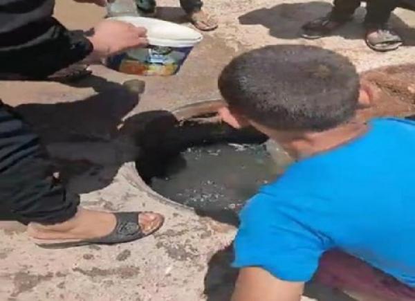 الجهل المركب.. سكان قرية مصرية يتبركون بمياه صرف صحي لأحد المساجد طلبا للشفاء